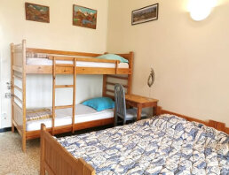 Chambre n° 8 La Montagnarde - étage - 6 couchages (4 lits simples et 1 lit superposé) avec lavabo
