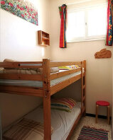 Chambre n° 10 La Potagère - 2 lits simples et 3 lits superposés avec lavabo
